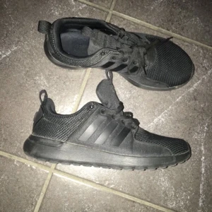  - Adidas skor,storlek 40 fint skick,orginal pris ca 800