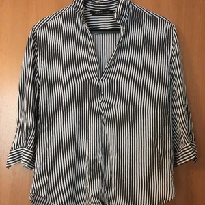  - Randig loose-fit skjorta från Zara. 