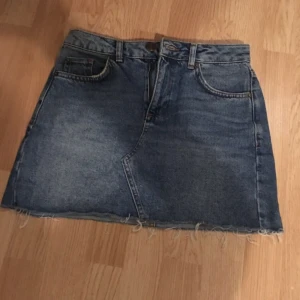  - En jeanskjol i storlek xs