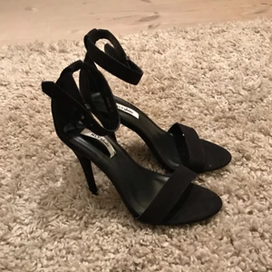  - Skor från Nelly, aldrig använda, storlek 37 Kan skicka men då tillkommer frakt