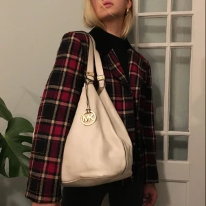  - Fin väska i äkta läder med gulddetaljer. 