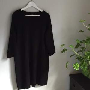 Basic svart klänning med trekvartsärmar. Från Monki. Sparsamt använd.   ✨Hämtas i Karlskrona // Frakt betalas av köparen  Priset kan eventuellt diskuteras✨