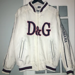  - Höst/tunnare vinterjacka i fint skick.  Passar väldigt bra på de flesta storlekarna beroende på hur du vill att den ska sitta. Snyggt oversize på mig som är en XS/S, och även M/L 