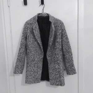  - Verkligen superfin kappa som har guldspäck över hela tyget som tyvärr inte riktigt syns på bild! Funkar super som höstjacka då den är ganska varm, jättesnygg med en stor mysig halsduk, det saknas dock en knapp i fram 🍁🍂 skickar endast och frakt tillkommer!