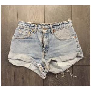  - Levi's jeans shorts. Skulle passa en 38/40 skulle jag säga