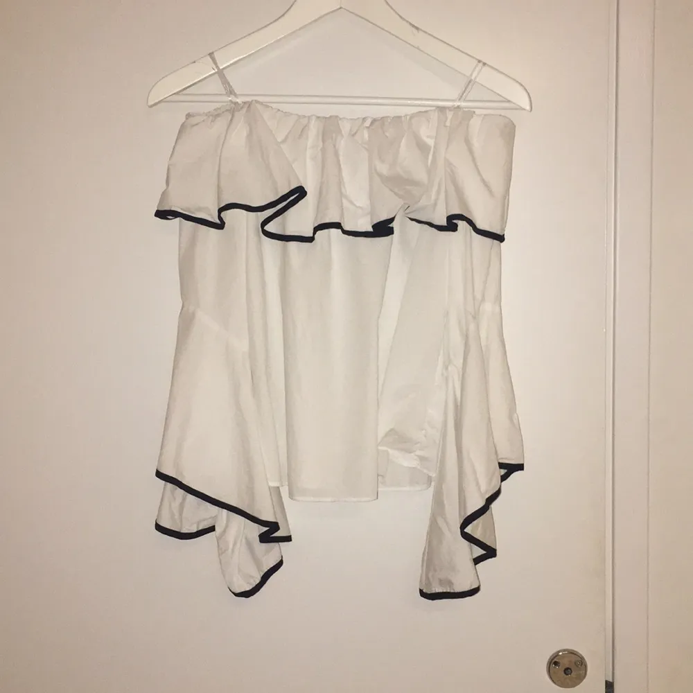 Off shoulder tröja från Zara, använd 1 gång jätte bra skick 👏🏻✨ . Skjortor.