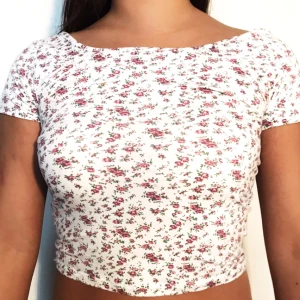  - Blomning croptop i storlek S från Bikbok säljes för 30kr, frakt tillkommer. Betalning sker via swish. 