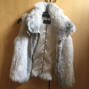  - Pälsväst i fuskpäls i strl 36 med läderdetaljer.  I mycket bra skick, knappt använd.  Hämtas på Kungsholmen i Sthlm 