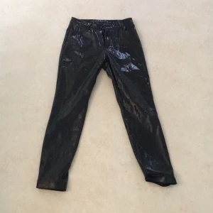  - Köparen står för frakt. Läderimitation. 