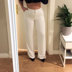  - Vita vida snygga byxor från nly trend i storlek 36. Perfekt passform och aldrig använda. Säljer pga fel storlek för mig. Köparen står för frakten. 
