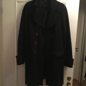  - Svart kappa i bra skick. Storlek S. 