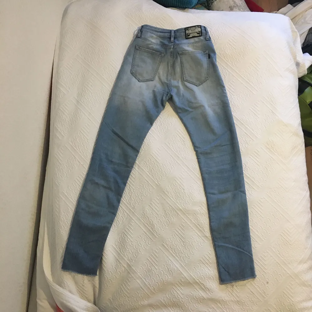 JC:s Crocker modell Pow 2nd Skin, alltså tighta jeans! Har klippt av dom längst ner för de var så långa, men det är nog fortfarande 34 i längd. Har vuxit ur dom nu, superbra skick! 🤩. Jeans & Byxor.