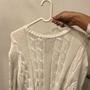  - Oversizead vit stickad tröja.