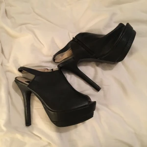  - Helt oanvända. Har resor på knäppet vilket gör dem anpassningsbara. En större 38 och en mindre 39.