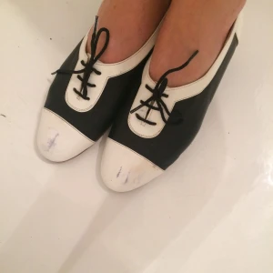  - Unika lackskor i svart å vit. Egen design av små företag märket Geronimo. Aldrig använda!  Frakt eller upphämtning. 