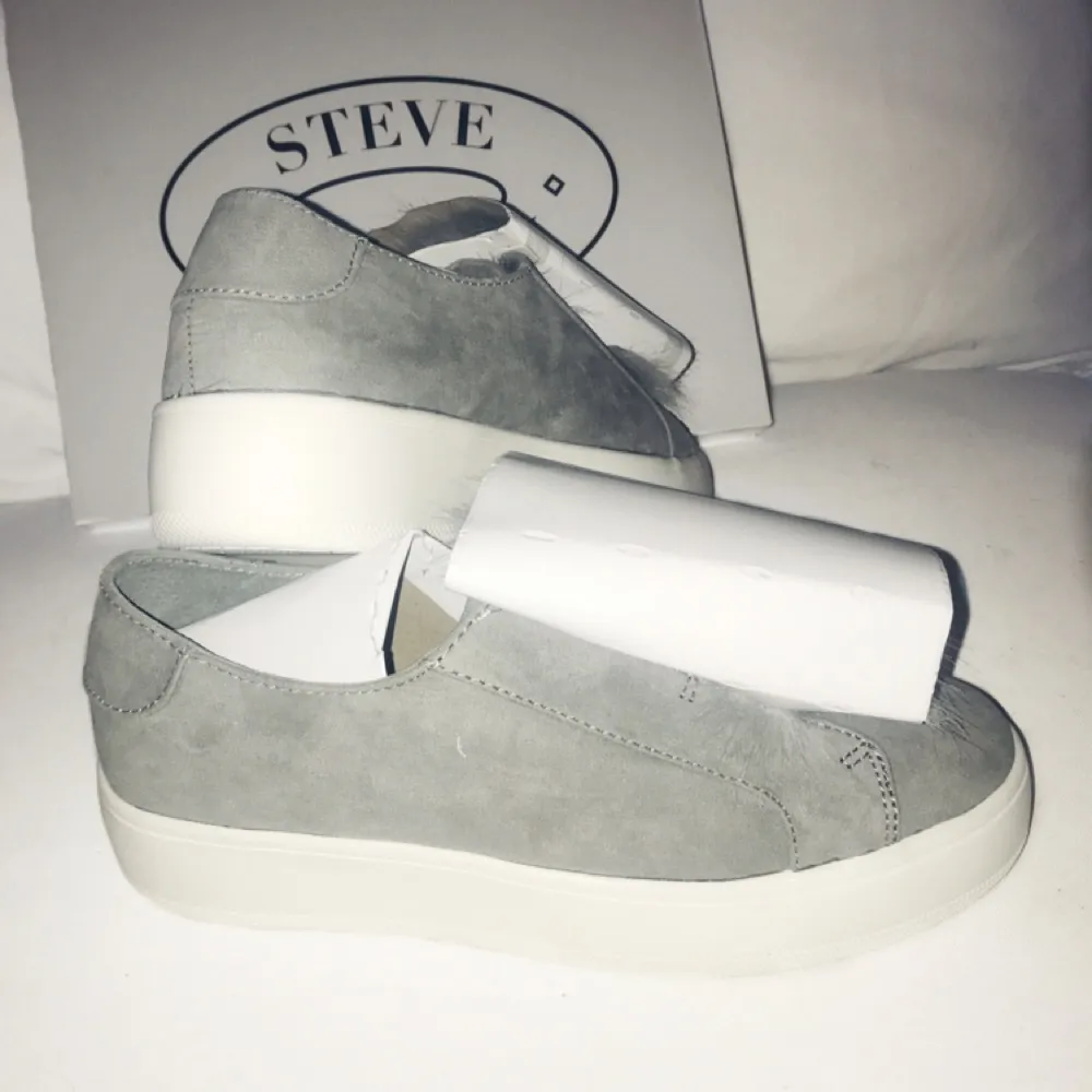 Sprillans nya Steve Madden Bryanne Grey. Aldrig använda, endast testade (vilket är anledningen till att kartongen över pälsen är kvar då det var så jag fick dem i brevlådan).   Sjuuuukt snygga skor, men mer som 38 i storleken vilket är varför jag säljer dem.  Både skokartong och kartongen de skickades i finns kvar.   Även byte mot likadana i storlek 40 är av intresse. OBS! Bra pris fixas vid köp av flera produkter!. Skor.