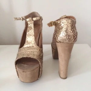  - Slitna men charmiga klackskor med guld som skimrar, flitigt använda under en period för några år sen.. 13cm klackar, storlek 40 men passar även en 39a, vilket är ännu charmigare med dom. Köpare står för frakt