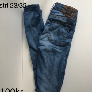  - Tighta högmidjade Crocker jeans 