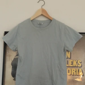 - Ljusblå t-shirt från Weekday!  Superfin och enkel 💙