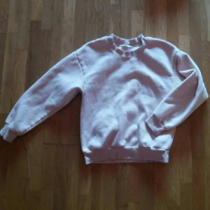  - Oanvänd college tröja från hm. mjuk och varm. strl  s.