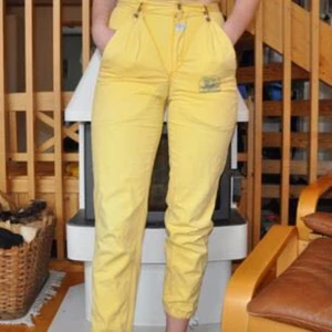  - SNYGGASTE byxorna NÅGONSIN. Köpta på Plick men säljer vidare pga alldeles för små. 