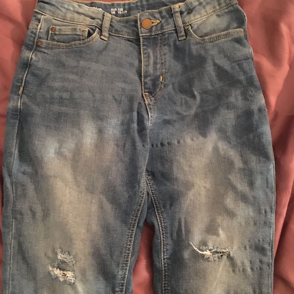 Snyggt slitna jeans, knappt använda. Tajta i modellen . Jeans & Byxor.