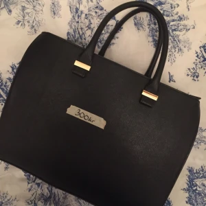  - Väska från h&m. Nypris 400kr.  Superbra skicka! Rymlig. Endast använda ett fåtal gånger. Köpare står för frakt 🍁