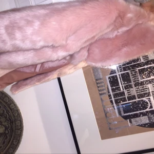  - Jättefin stor fluffig rosa pälsjacka, går att stänga två fickor. Frakt ingår i priset!
