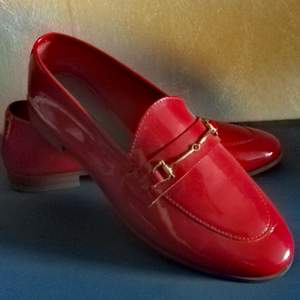 Helt oanvända röda skor i lack från Topshop. Betalning på Swish och köparen betalar för eventuell frakt.