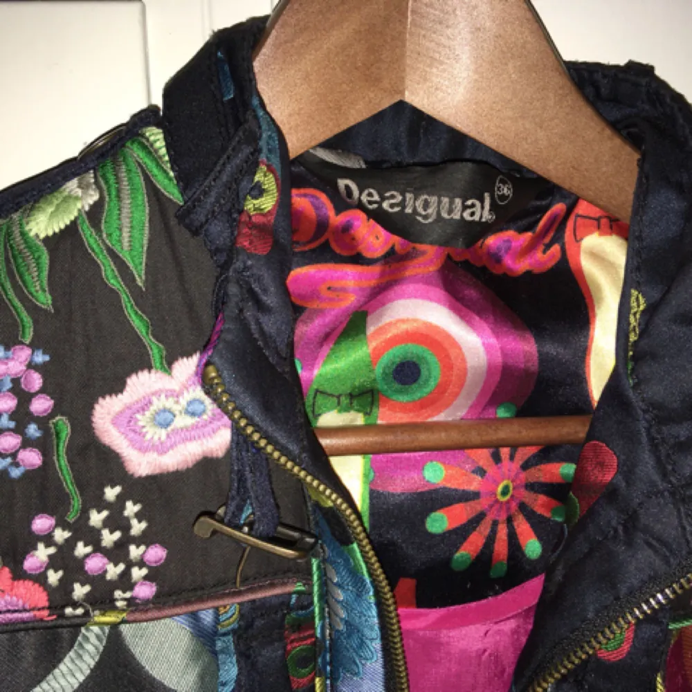Använt Desigual jacka bra skick 36(34)!  The arm is not too long! Sales as i no longer wear that much color but I still love this jacket so the price can be discuss  . Jackor.