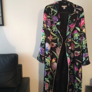  - UNIK och så sjuuuukt fin Japan-inspirerad kappa i satin. Tyvärr inte blivit använd mer än två gånger.  H&M-trend. Nypris 800 kr.
