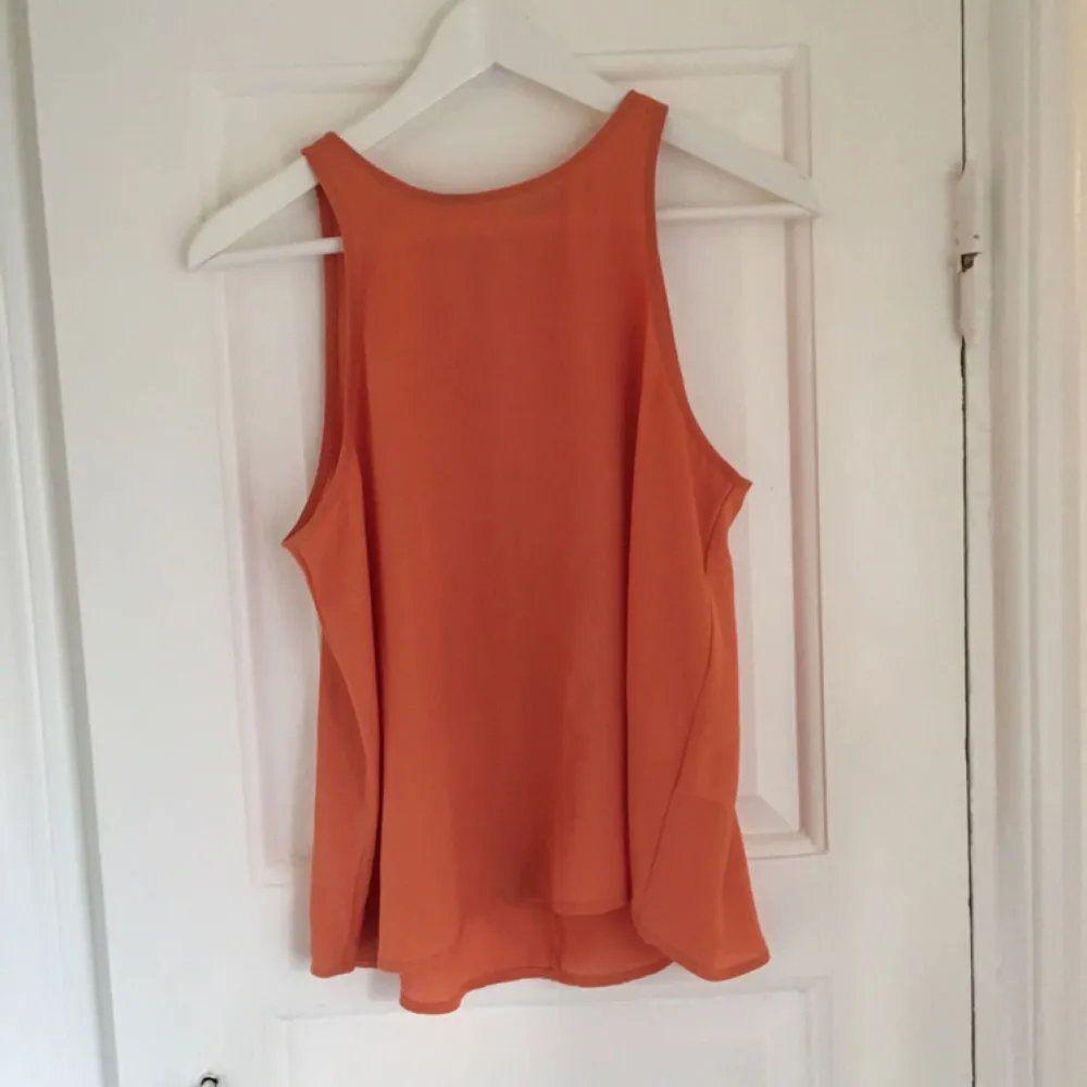 Ett orange linne från Gina tricot. Knappt använd. Priset är inklusive frakt. . Toppar.