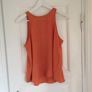 Ett orange linne från Gina tricot. Knappt använd. Priset är inklusive frakt. 