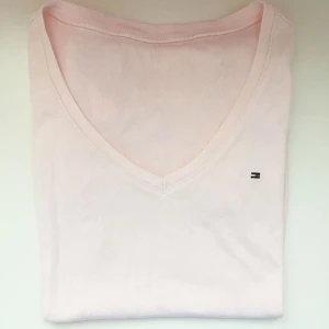  - Äkta Tommy hilfiger t-shirt i tjockare material