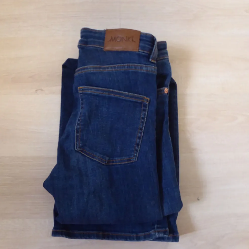 Bootcut jeans från Monki i mörkblå färg med medelhög midja. De är i riktigt jeansmaterial, men fortfarande stretchiga och sitter bra. Använda, men i fint skick. Frakt: 40 kr 🌷. Jeans & Byxor.