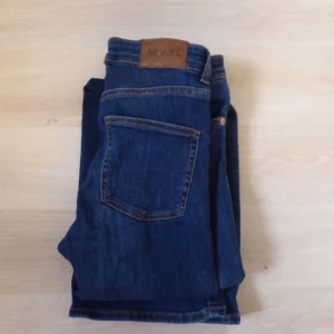  - Bootcut jeans från Monki i mörkblå färg med medelhög midja. De är i riktigt jeansmaterial, men fortfarande stretchiga och sitter bra. Använda, men i fint skick. Frakt: 40 kr 🌷