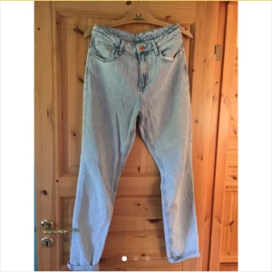  - Ljusa "mom-jeans"/80-90-talsjeans från HM med hög midja. Säljer för de är förstora. Knappt använda, som nya.   Köparen står för frakten  Kan hämtas i Visby, Stockholm eller Sundsvall 😊