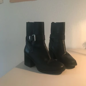  - Svart stövlar i äkta läder och träklack. Bekväma att gå i och skön passform. Inhandlades på &other stories förra hösten. 