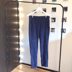  - Tidernas mönster på tidernas blå kostymbyxor. Passar 36 och 38. Mjukt tyg. Mötas upp i Stockholm eller frakt. 