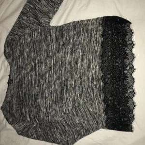  - Fin stickad tröja med spets i ned kant