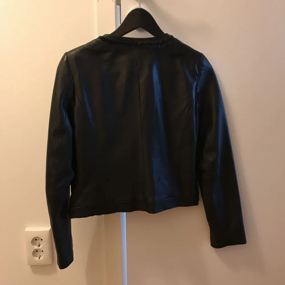 Comptoir des Cotonniers -  Black leather short jacket Brand new!  Fint jacka, helt nytt, svart läder Från Franska märke Comptoir des Cotonniers. Jackor.