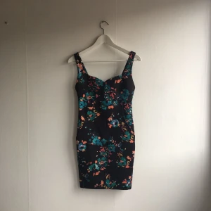  - Blommönstrad klänning. Använd ett fåtal gånger.