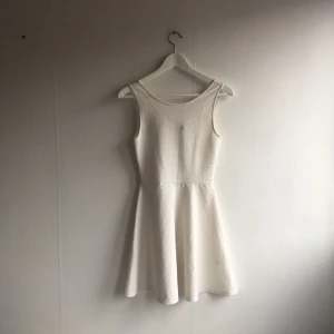  - Vit klänning från HM. Använd ett fåtal gånger