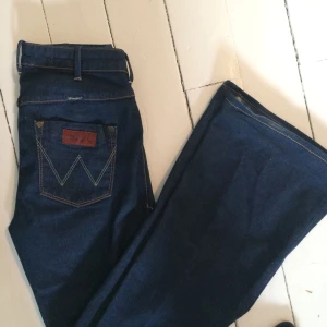  - Skitsnygga utsvängda jeans från wrangler. Tyvärr fel storlek för mig:( det var svårt att få bra bilder så säg till om nu vill ha fler/bättre bilder! köparen står för frakt