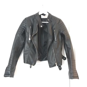  - Moto jacket Black. Svart skinnjacka använt 2-3 ggr nypris 699:- 