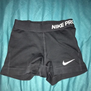  - Träningshorts från Nike, fint skick! Skulle säga att de passar XXS till en mindre S pga stretch. 