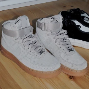  - Beiga Nikes air force i mocka. Köpta på caliroots, slutsålda just nu.