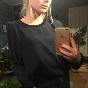  - En silkeslik tröja (polyester) från Monki, superskön!  Marinblå/svart mönstrad strl S