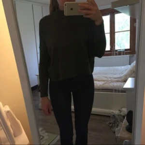  - Ribbad mörkgrön polotröja, loose fit med tighta armar. Storlek XS. Köpare står för frakt 