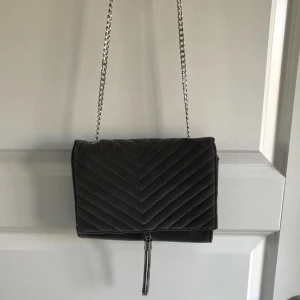  - Helt ny handväska från Gina. Köpte denna förra veckan. Hämtas i Gbg/Mölndal annars står köparen för frakt. 